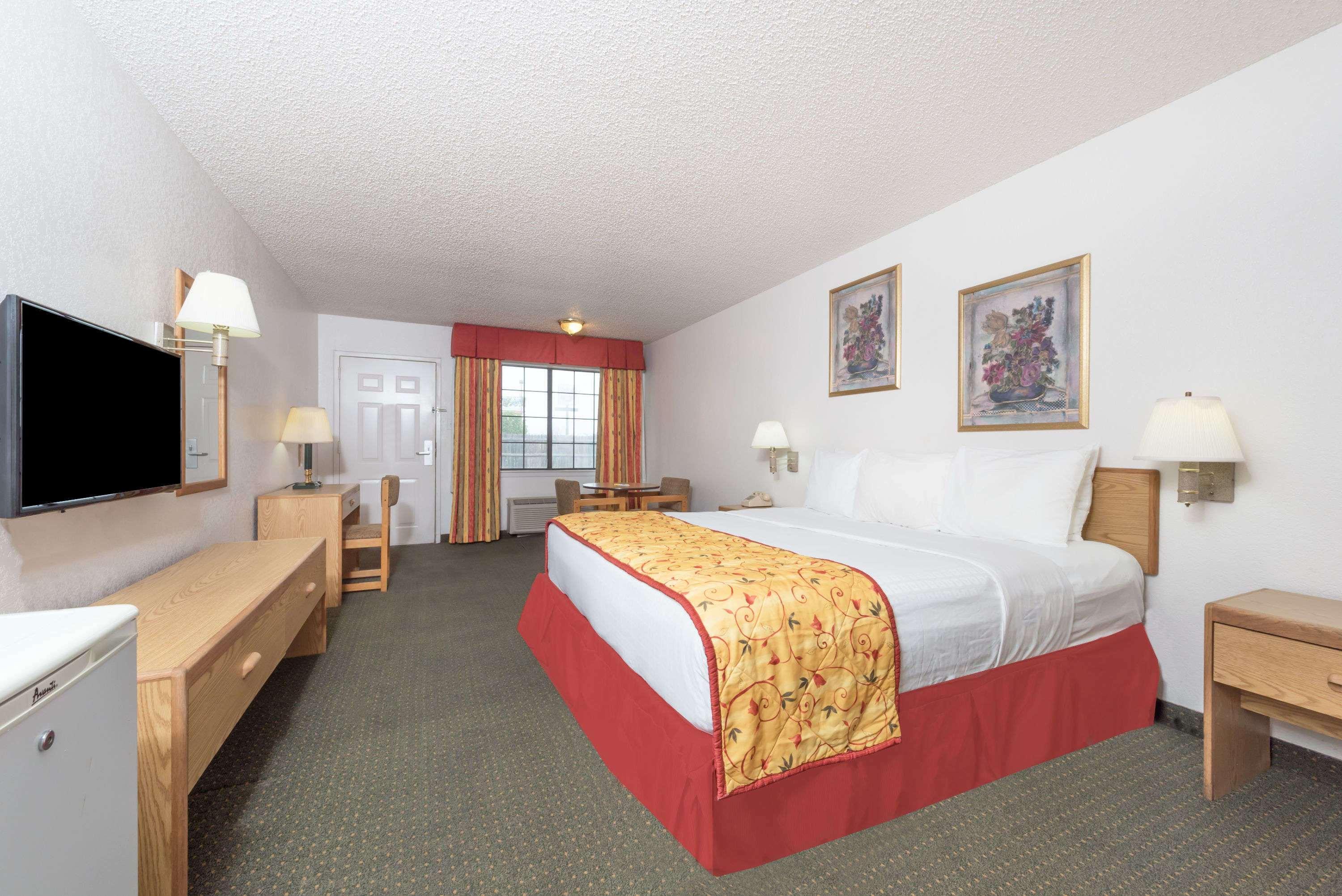 Days Inn By Wyndham Waco Near Downtown University Buitenkant foto