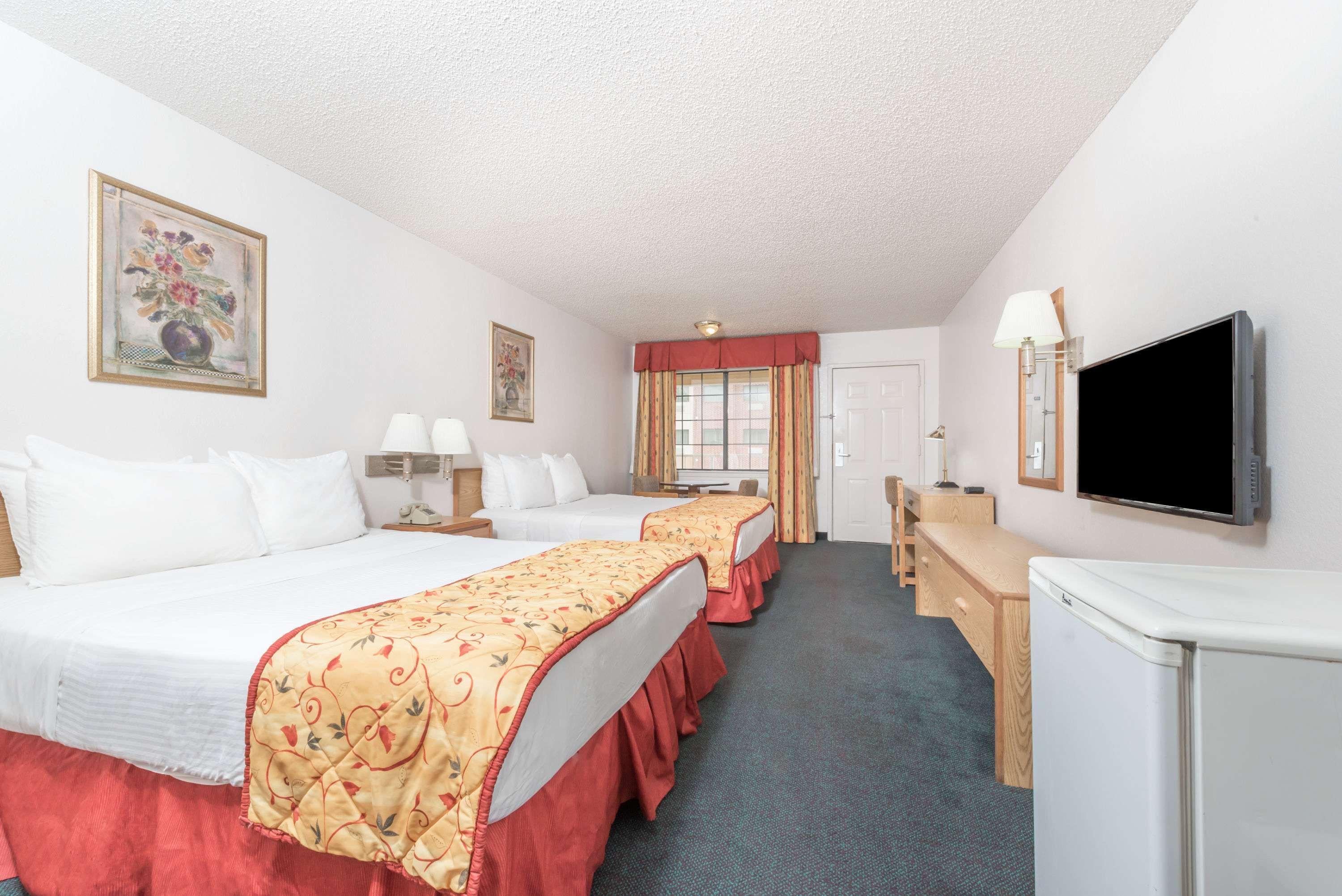 Days Inn By Wyndham Waco Near Downtown University Buitenkant foto