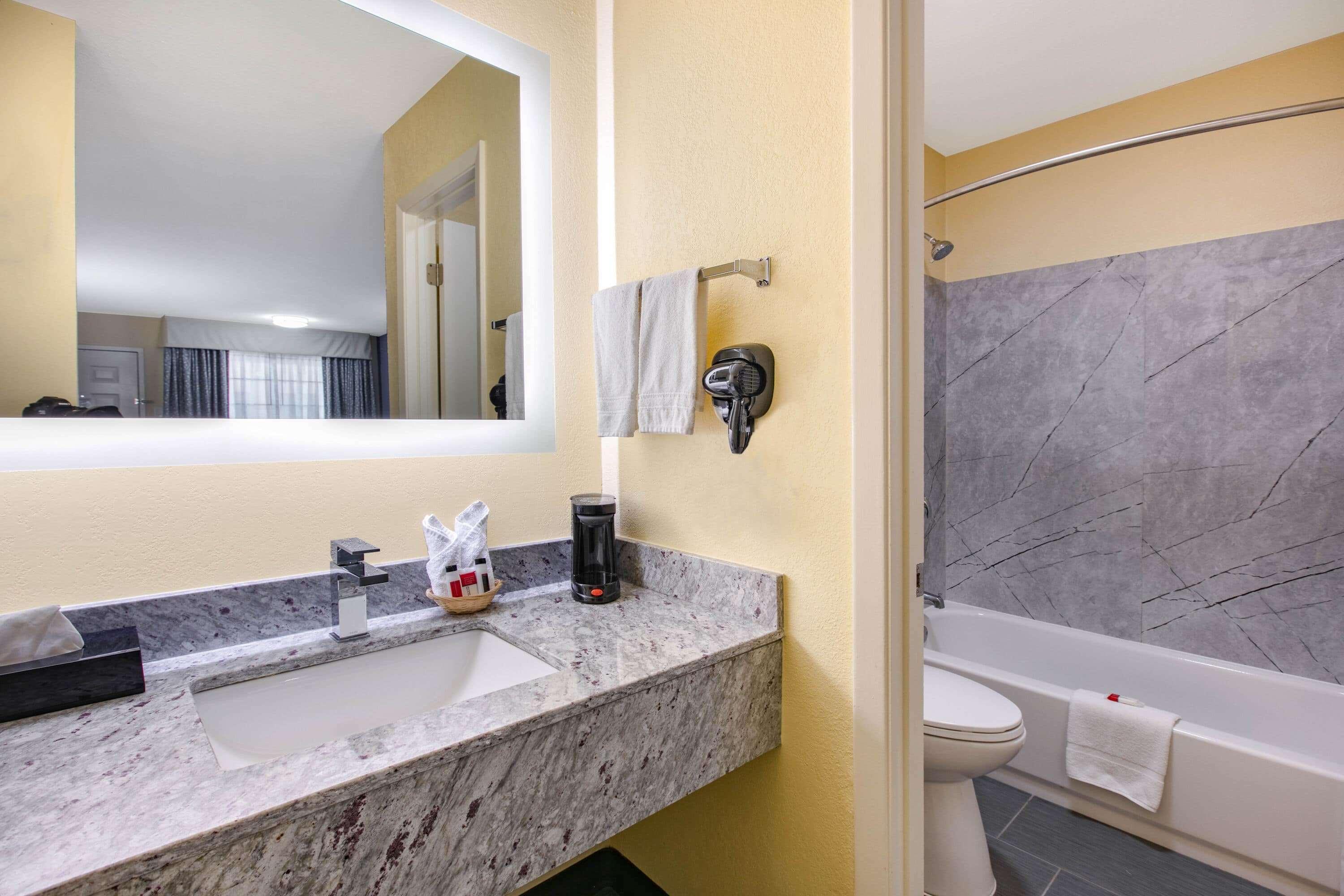 Days Inn By Wyndham Waco Near Downtown University Buitenkant foto