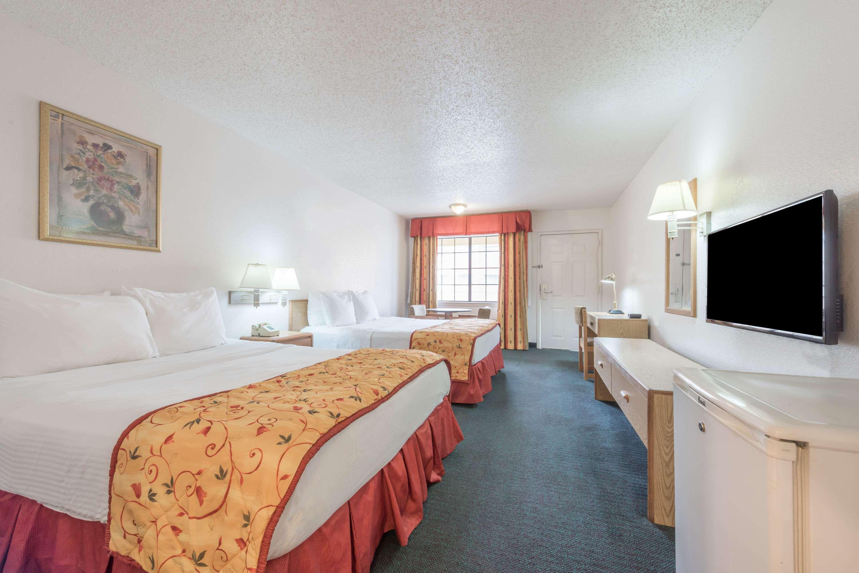 Days Inn By Wyndham Waco Near Downtown University Buitenkant foto